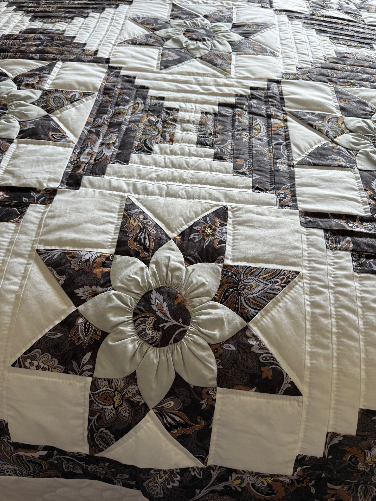 Amish Quilt (Log Cabin Star Dahlia)