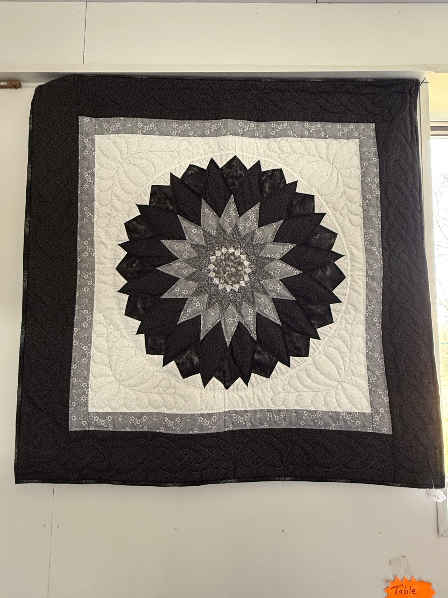 Amish hand quilted wall hanging or lap quilt