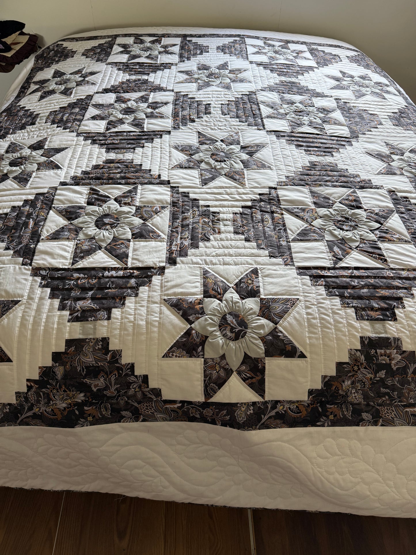 Amish Quilt (Log Cabin Star Dahlia)