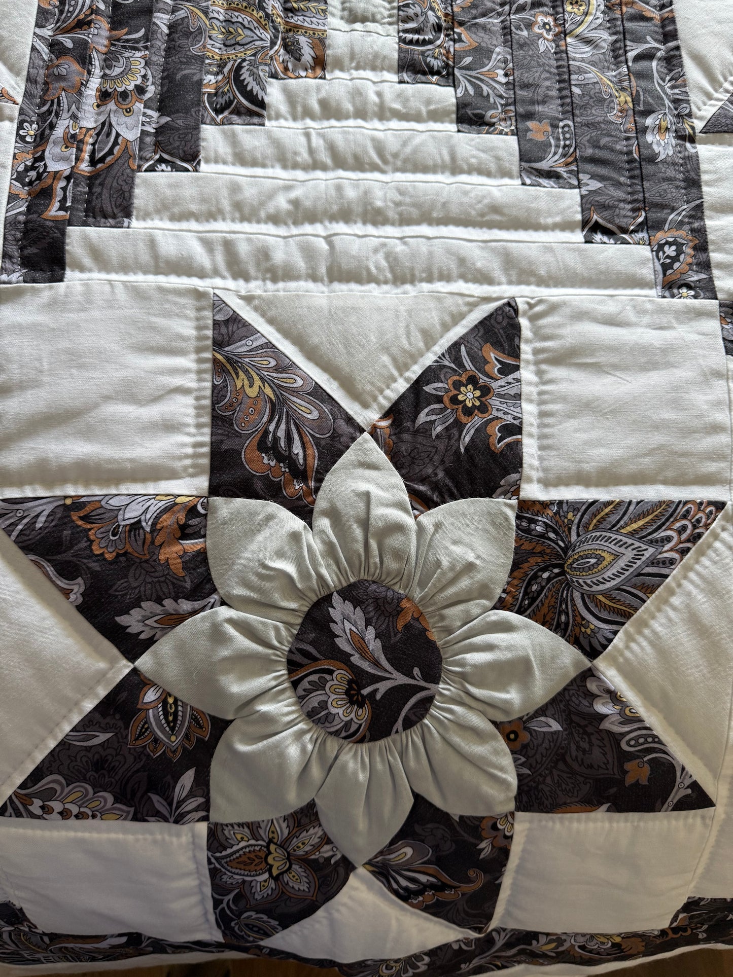 Amish Quilt (Log Cabin Star Dahlia)