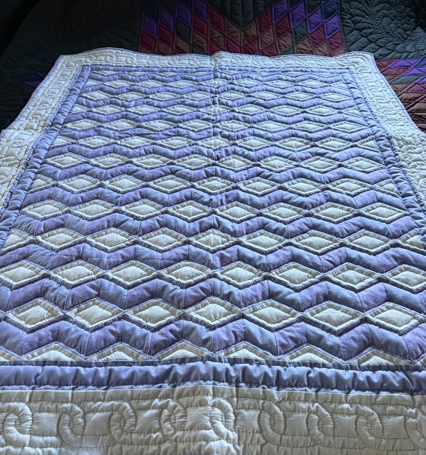 Amish lap quilt (Light purple tumbling blocks)