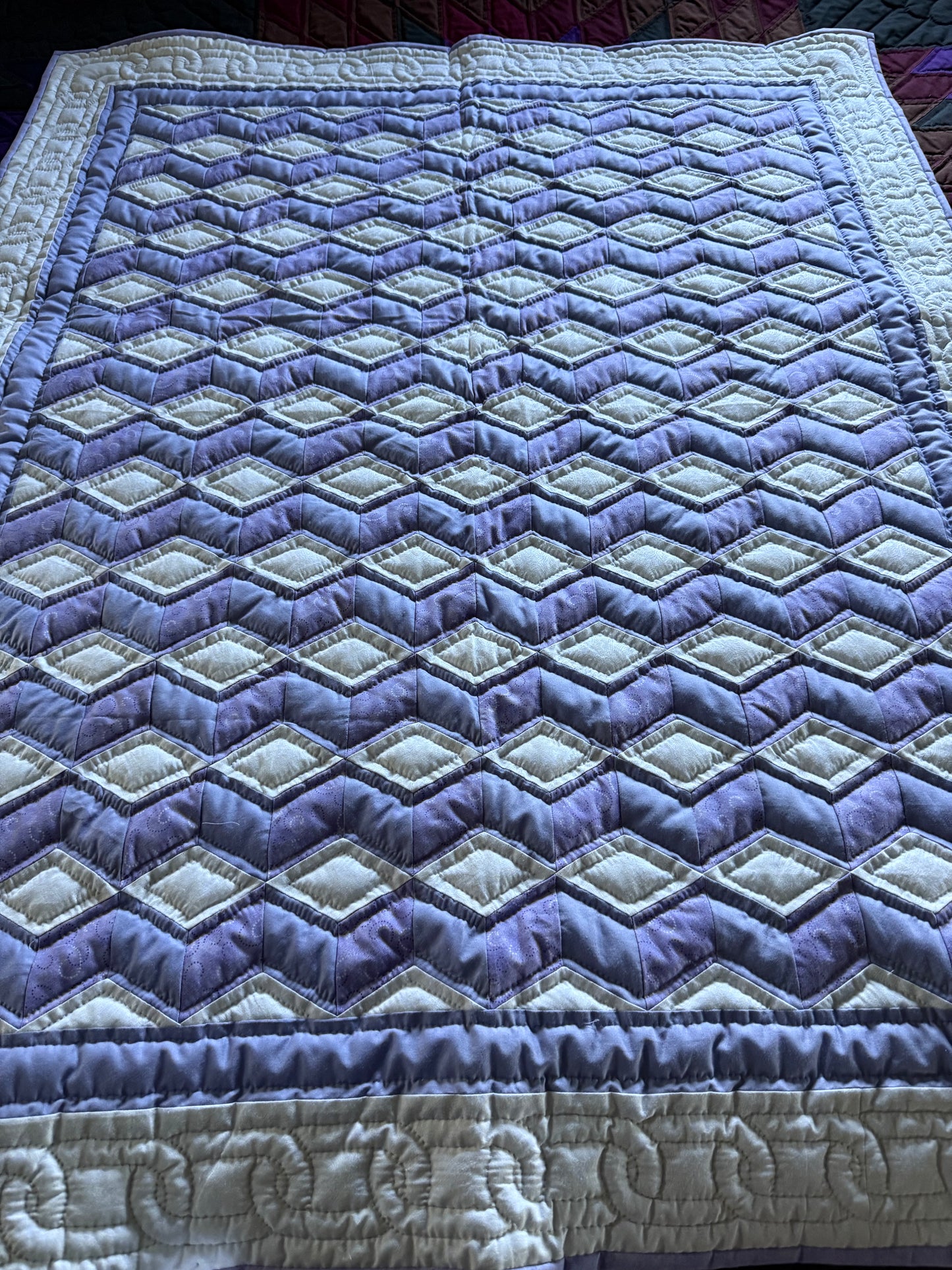 Amish lap quilt (Light purple tumbling blocks)