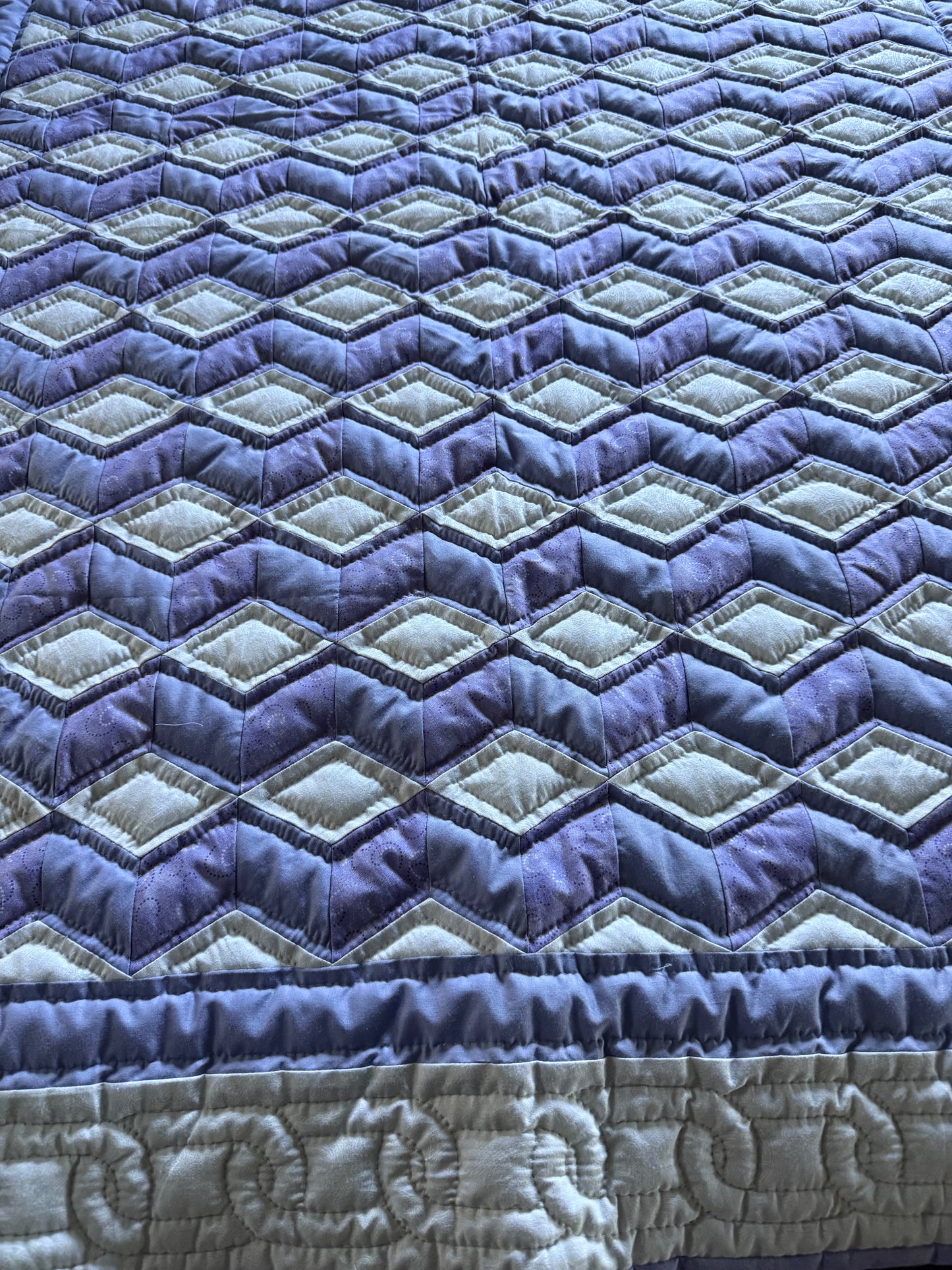 Amish lap quilt (Light purple tumbling blocks)