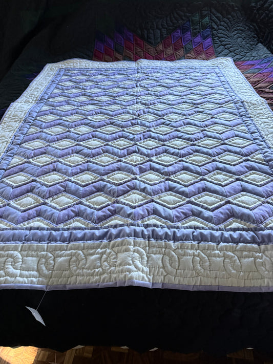 Amish lap quilt (Light purple tumbling blocks)